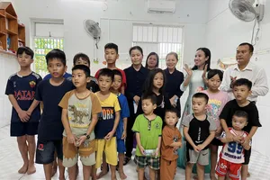 Lãnh đạo Hội LHPN TPHCM thăm, tặng quà Giáng sinh cho trẻ mồ côi