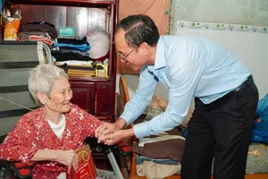 Xã Châu Pha thăm, tặng quà cán bộ lão thành cách mạng nhân ngày 22-12