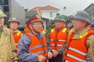 Phó Thủ tướng cùng đoàn công tác đã đến thăm, tặng quà bà con nhân dân đang chịu ngập lụt tại phường Điện Bàn Đông. Ảnh: XUÂN QUỲNH