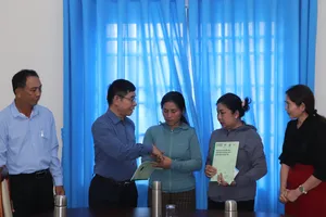 Đại diện Hội Thủy sản TPHCM trao tiền hỗ trợ cho các chủ tàu cá