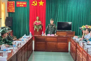 Thiếu tướng Nguyễn Quốc Hương, Phó Tư lệnh Quân khu 5 làm việc với các xã ven biển Đắk Lắk để lên phương án ứng phó bão số 13