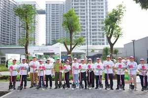 Các đại biểu tham gia trồng cây tại chương trình "Cánh rừng quê hương"