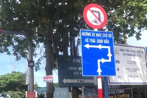 Biển cấm xe máy rẽ trái và biển hướng dẫn mới được cắm tại các giao lộ trên QL51