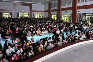 Cựu chiến binh rơi nước mắt khi xem lại ký ức chiến trường qua phim “Mưa đỏ”