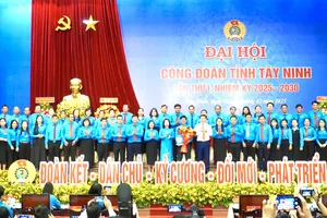 Lãnh đạo Tổng Liên đoàn Lao động Việt Nam, tỉnh Tây Ninh chúc mừng Ban Chấp hành Liên đoàn Lao động tỉnh Tây Ninh khóa I