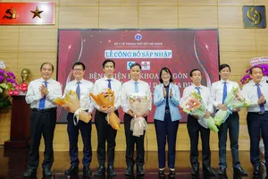 Phó Chủ tịch UBND TPHCM Trần Thị Diệu Thúy và Ban Giám đốc Sở Y tế chúc mừng Bệnh viện Nhân dân Gia Định