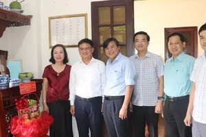 市委宣教与民运处代表团前往探望陈仲新同志家属并向他上香缅怀。