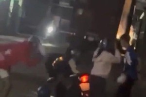 记录夫妇俩被袭击过程的视频。( 从视频中剪切的图片)