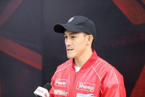 越南泰拳运动员阮陈维一接受记者采访。