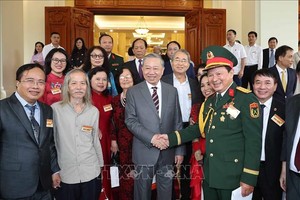  苏林总书记和各位代表会晤。