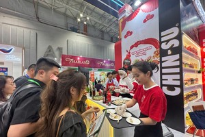 马山集团(Masan Group)的展位吸引众多食客前来参观并品赏产品。