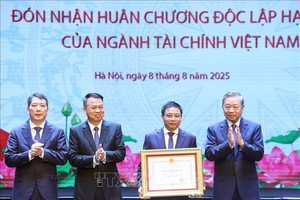  苏林总书记向财政部门颁授一等独立勋章。