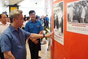 胡志明市市委副书记邓明通参观守德坊地铁站的胡志明文化空间。 