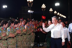 党中央总书记苏林出席《在光荣的旗帜下》政论艺术活动。图自越通社