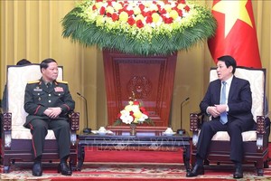 国家主席梁强会见老挝人民军总政治局主任汪松•印潘披。