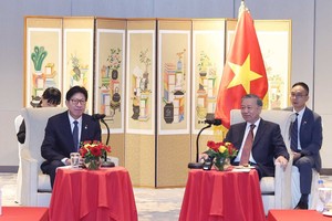 越南党中央总书记苏林会见釜山市市长朴亨俊。图自越通社