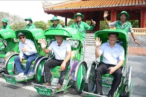 市民体验新的出行服务。图自越通社