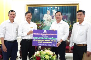 胡志明市越南祖国阵线委员会从市电力总公司接领3亿元赈灾善款。