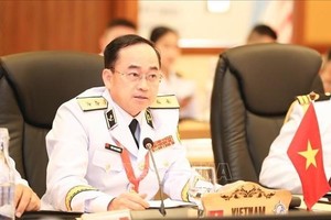 越南人民海军司令陈青严中将出席并在会议上发表讲话。图自越通社