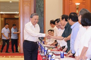 苏林总书记与胡志明市市委常务处同志们握手。