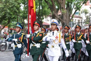 海军、陆军、空军三军荣誉方阵进驻集结区。图自越通社