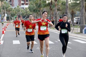 运动员在藩切NovaWorld区域绝美蜿蜒沿海道路上比赛。