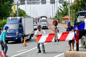 竖立硬分隔栏，以禁止汽车流通。
