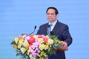 范明政总理在会上发表讲话。