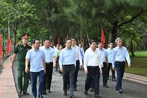 胡志明市市委书记陈留光与代表团前往杭阳陵园向英雄烈士敬献鲜花与上香。