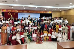 2025年旅居海外越南教师越南语教学培训班结业典礼现场。图自越通社