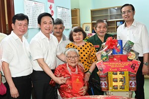 胡志明市市委副书记邓明通和延鸿坊党委书记黎文明向陈氏发大娘赠送礼物。