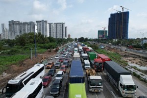 在胡志明市-隆城-油曳高速公路入口引路的梅志寿街排长龙。