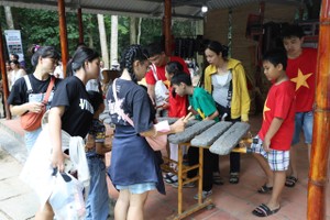 游客参观古芝地道历史遗迹区。