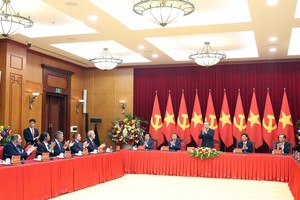 党中央总书记苏林会见多国政党代表团团长。