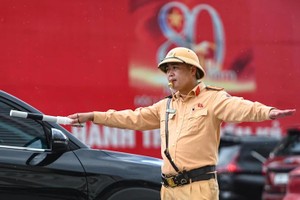 交警在国家成就展会区域疏导交通。