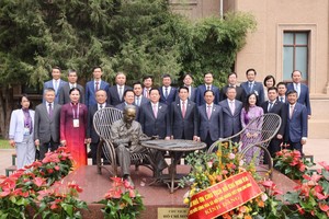 越南国家主席梁强与越南驻华大使馆干部人员合影。