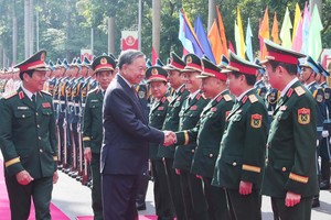 党中央总书记、中央军委书记苏林和代表们握手。图自越通社