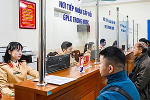 民众办理驾照签发手续。