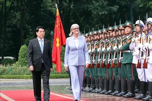 国家主席梁强和澳大利亚总督萨曼莎·莫斯廷检阅越南人民军仪仗队。图自越通社