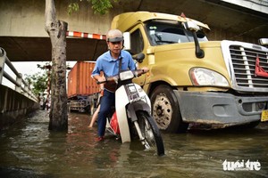 水淹导致行人摔倒，因为分不清哪里是路面，哪里是人行道。