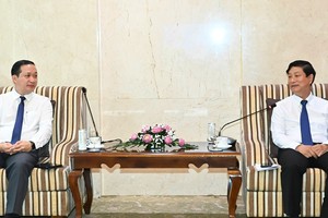 胡志明市市委副书记、市人民议会主席武文明接见老挝《共产主义》杂志总编辑瓦拉蒂·坎万翁萨。