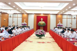 党中央政治局与国会党委常委会召开会议。