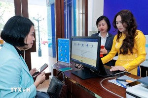 河内市民通过线上公共服务网站办理手续。