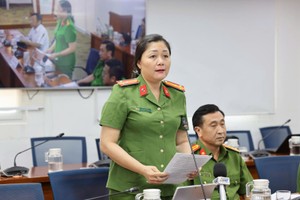 胡氏领上校接受媒体的采访。