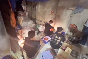 警察人赃并获该团伙正在制造大量假产品。