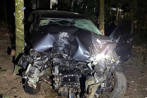 汽车与摩托车发生猛烈撞击后，两车完全损坏变形。