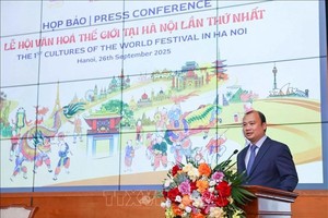 文体与旅游部常务副部长黎海平在新闻发布会上发表讲话。