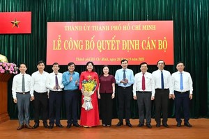 胡志明市市委宣教与民运处同志祝贺《西贡解放报》编辑部。