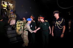 越南维和局和103军医院领导祝贺六号二级野战医院圆满完成国际任务。