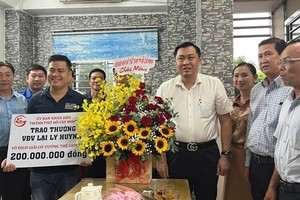 胡志明市工作团前往赖李兄运动员住所祝贺。